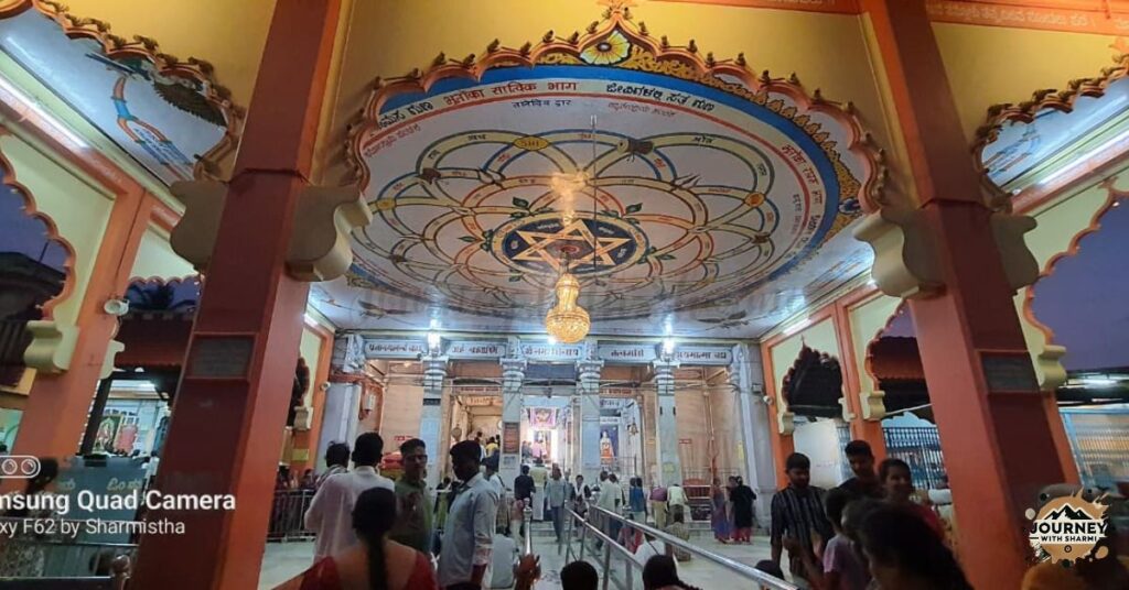 Daily worship and bhajan rituals at Shree Siddharoodha Math Hubli temple