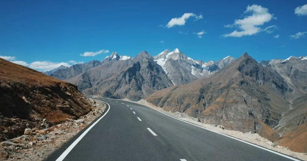 Mountains Roads, Leads to Best Backpacking Destinations in India; Image Credit: Unplash